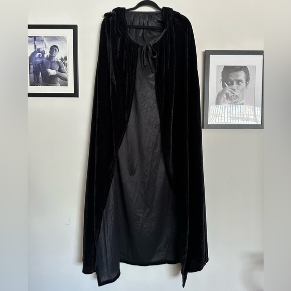 NOB Velvet hooded cape. - Picture 3 of 6